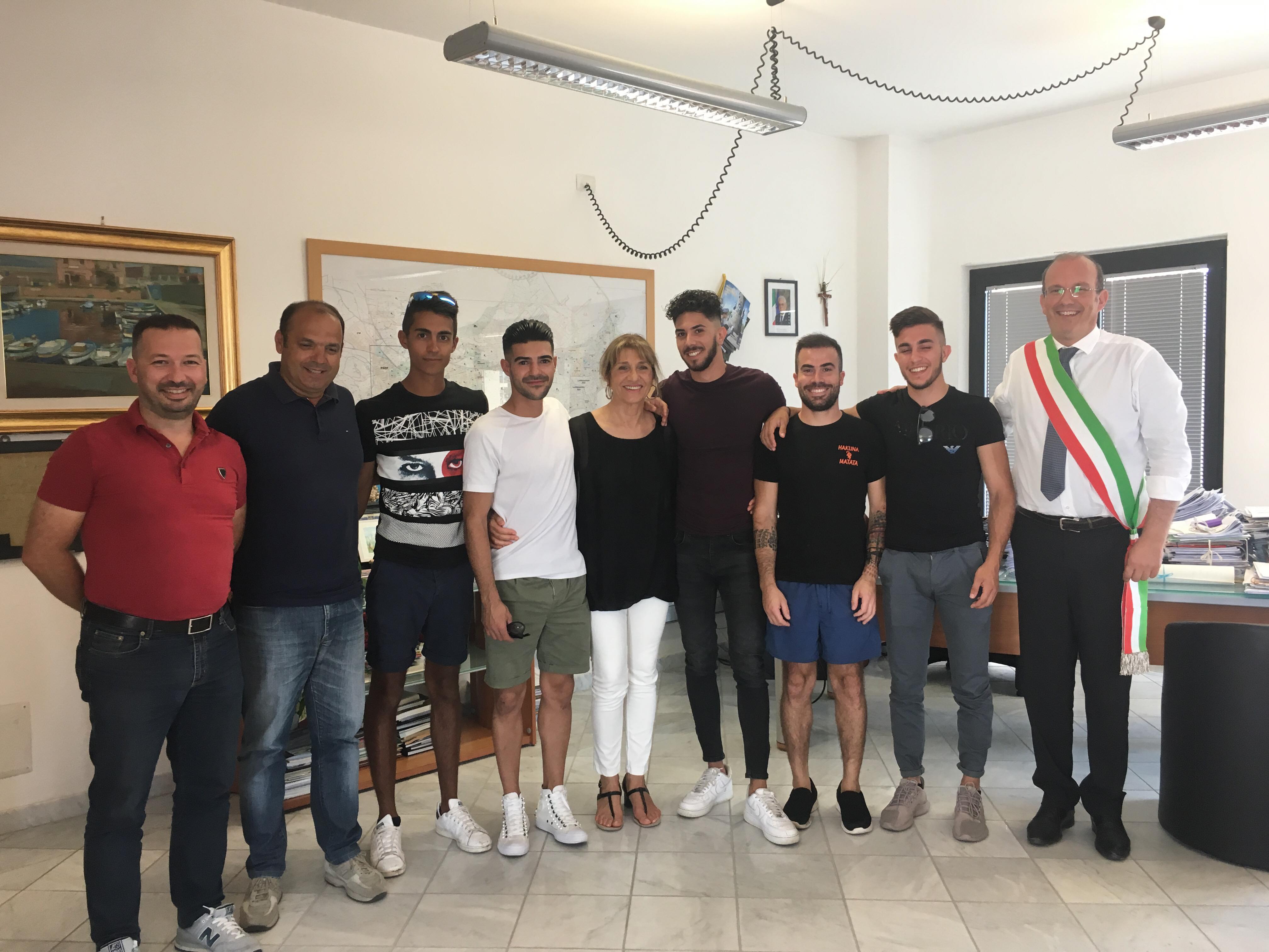 Bagnanti in difficoltà nel lido di Orri, in Comune i valorosi giovani protagonisti del salvataggio