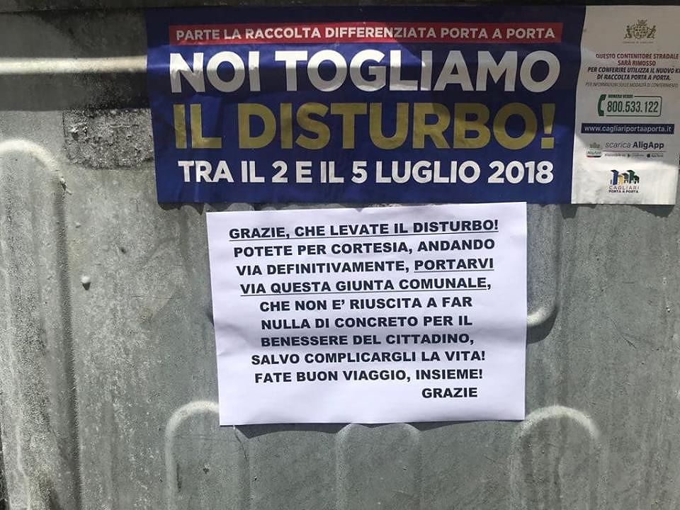 Cagliari, un porta a porta di fuoco: “Oltre ai cassonetti portate via la Giunta comunale”