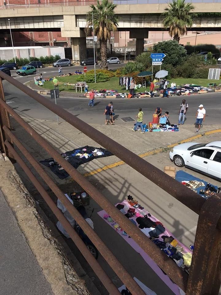Cagliari, il mercatino nelle rotonde: “Bancarelle in curva, tutto occupato: qui è pericoloso”
