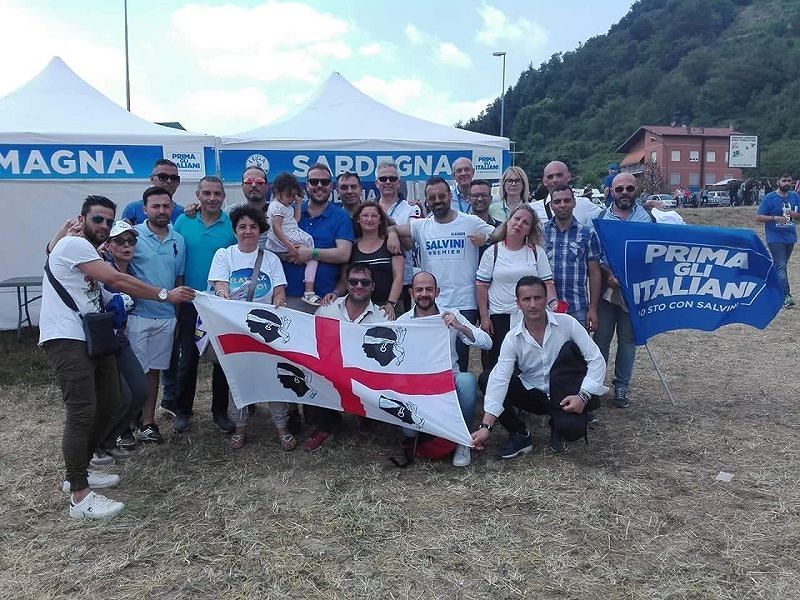 Leghisti sardi, foto di gruppo coi 4 Mori a Pontida