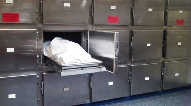 Credono sia morta e la portano all’obitorio. Ma si sveglia in una cella frigorifera