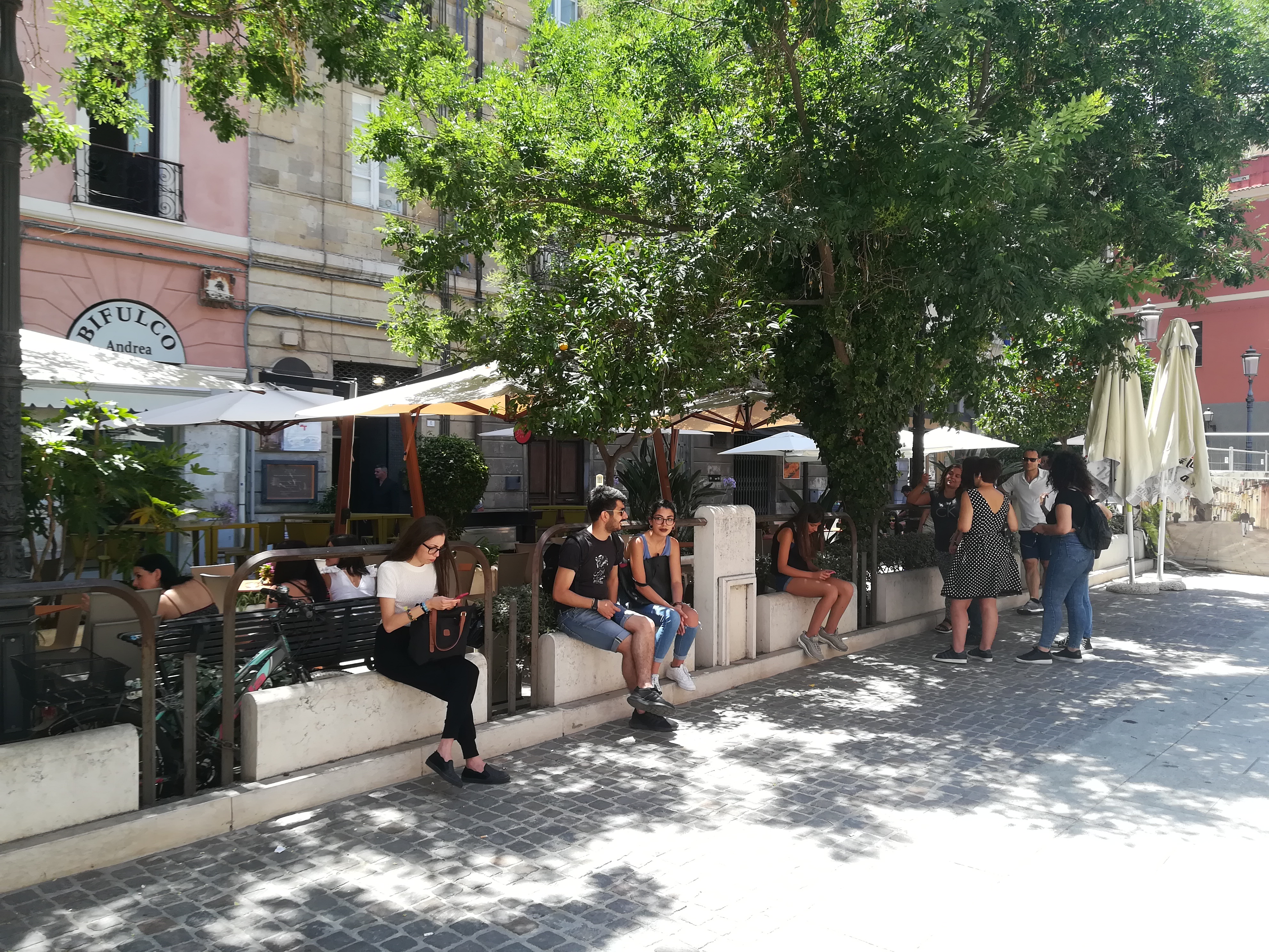 Alessandro Borghese fa il pienone a Cagliari per “4 Ristoranti”: fan in trepida attesa nel Corso Vittorio