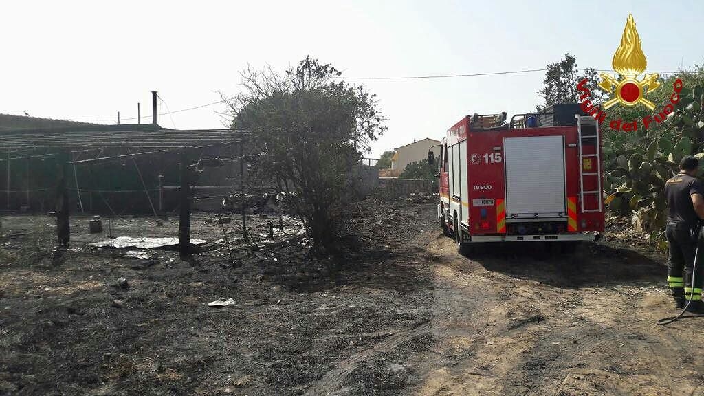 Vasto incendio di sterpaglie a Sestu: duro lavoro per i vigili del fuoco