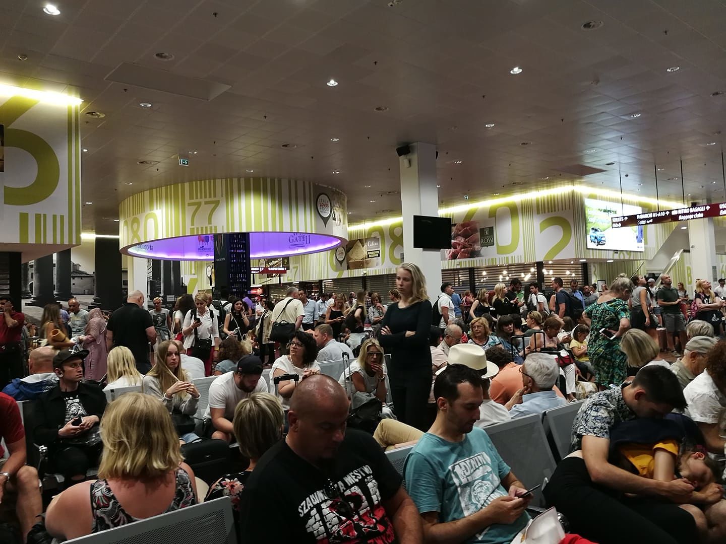 Decine di cagliaritani bloccati per tutta la notte all’aeroporto di Milano, caos Ryanair per un temporale