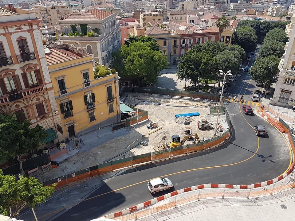 Cagliari, per saldi e Notti Colorate shopping con slalom tra i cantieri in centro
