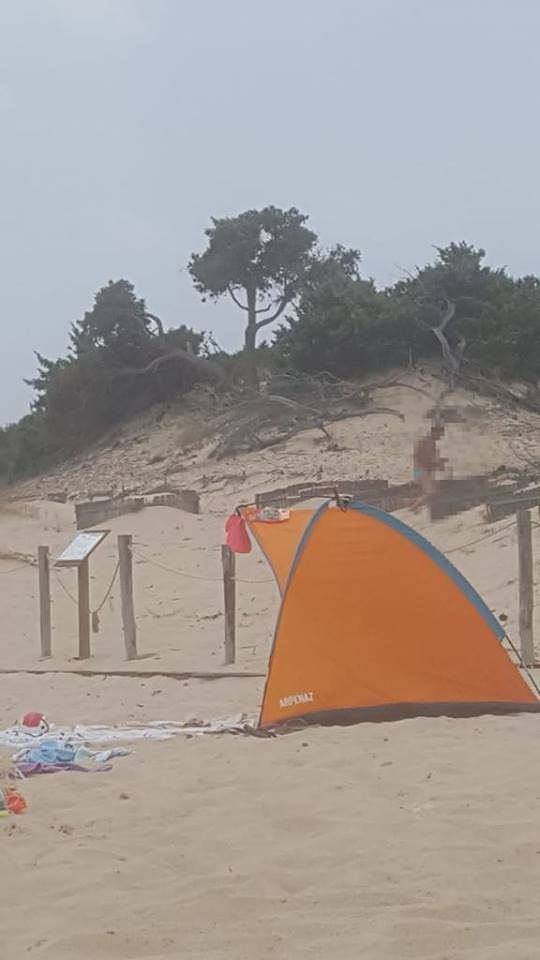 Turisti furbetti a Chia, violano le dune protette per un selfie: “Vergognosi e maleducati”