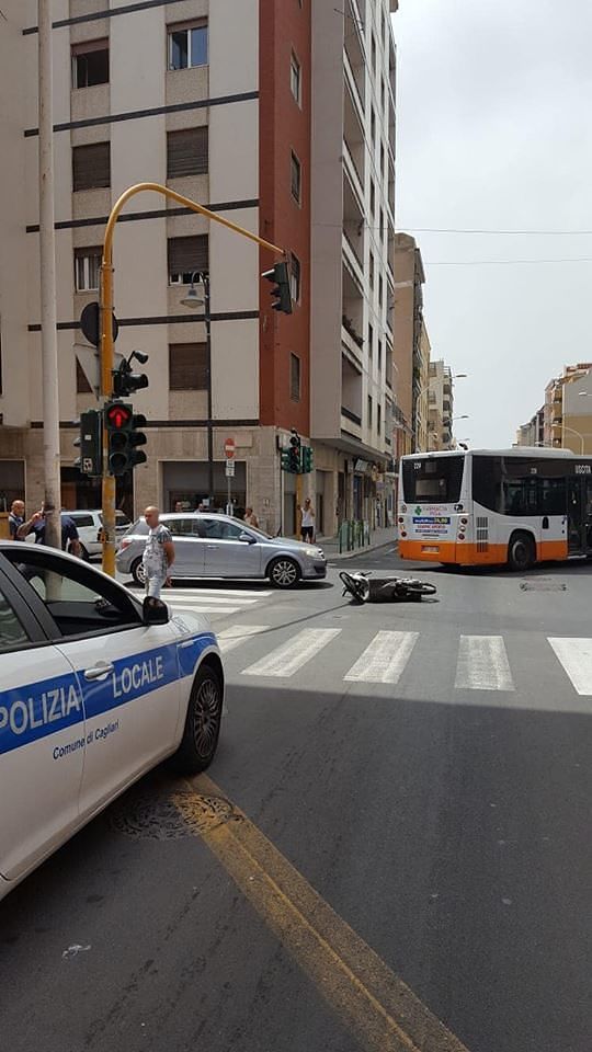 Cagliari, scontro motorino-taxi tra via Alghero e via Sonnino: 2 feriti