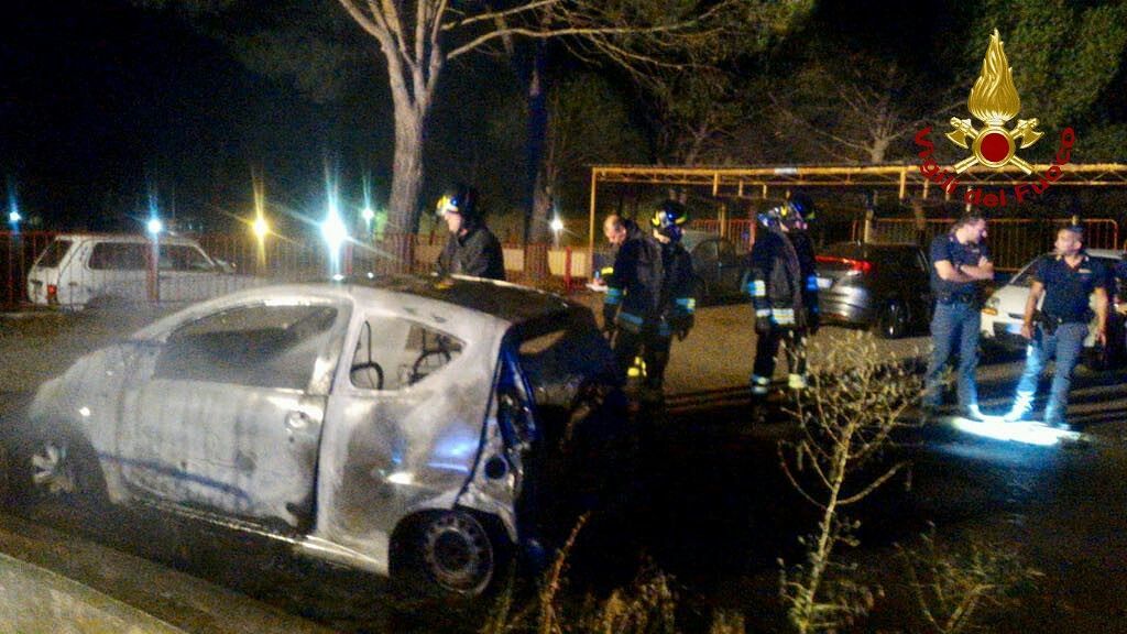 Cagliari, auto in fiamme nella notte in via Binaghi