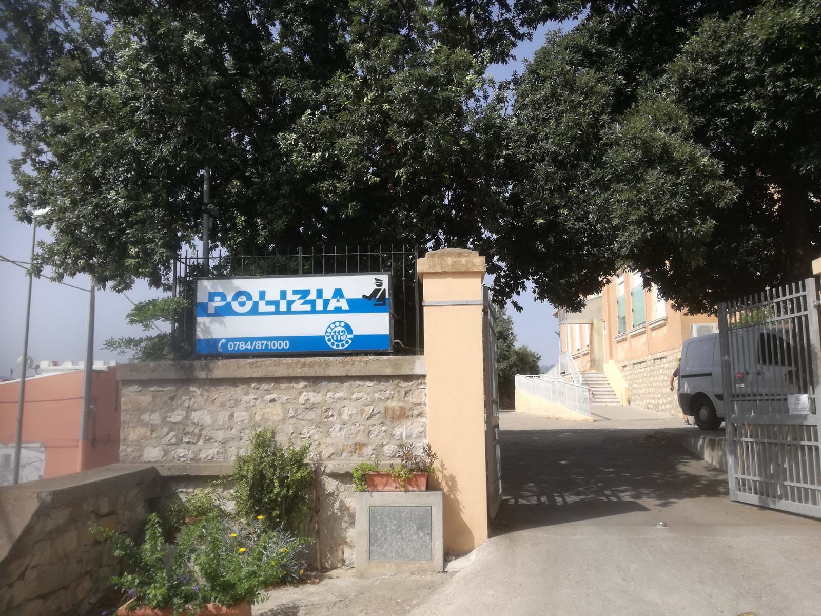 Pugni a calci a un ubriaco, tre persone denunciate a Posada