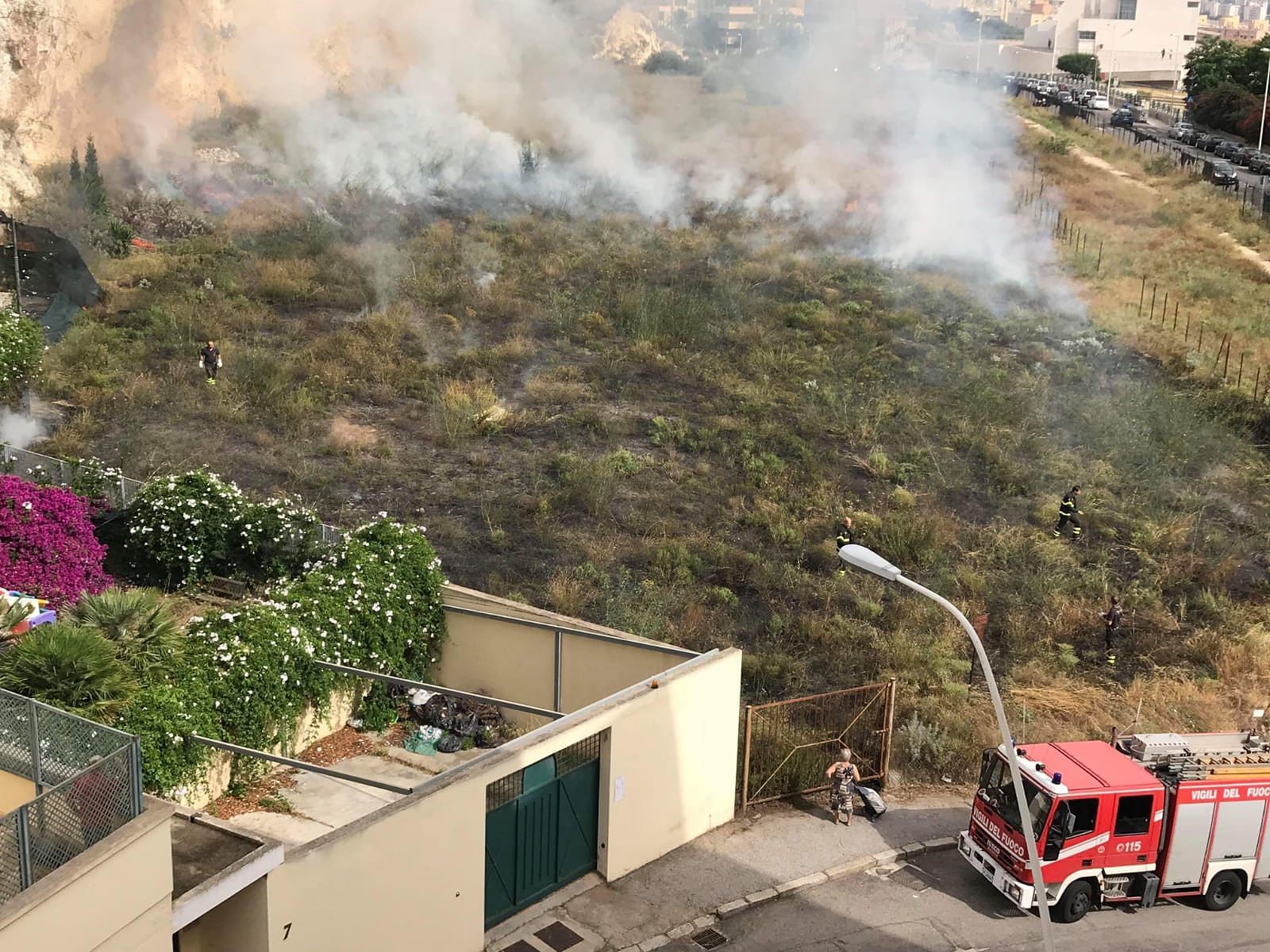 Cagliari, incendio in via dei Punici: fiamme a pochi metri dalle case