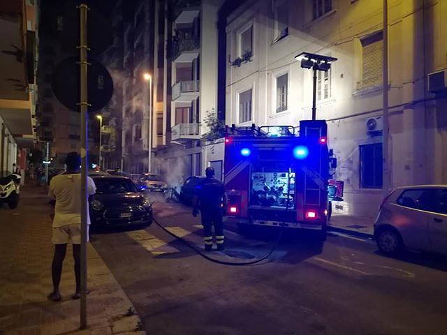 Cagliari, moto bruciate nella notte in via Cimarosa: paura e vetri in frantumi (VIDEO)