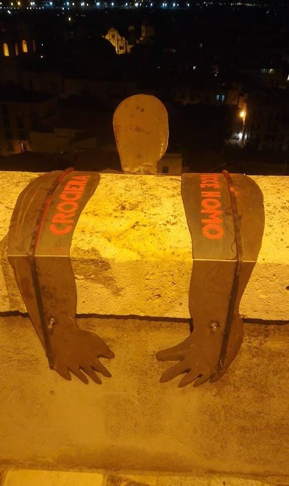 Cagliari, provocazione “artistica” contro Salvini: sagoma di migrante appesa al bastione