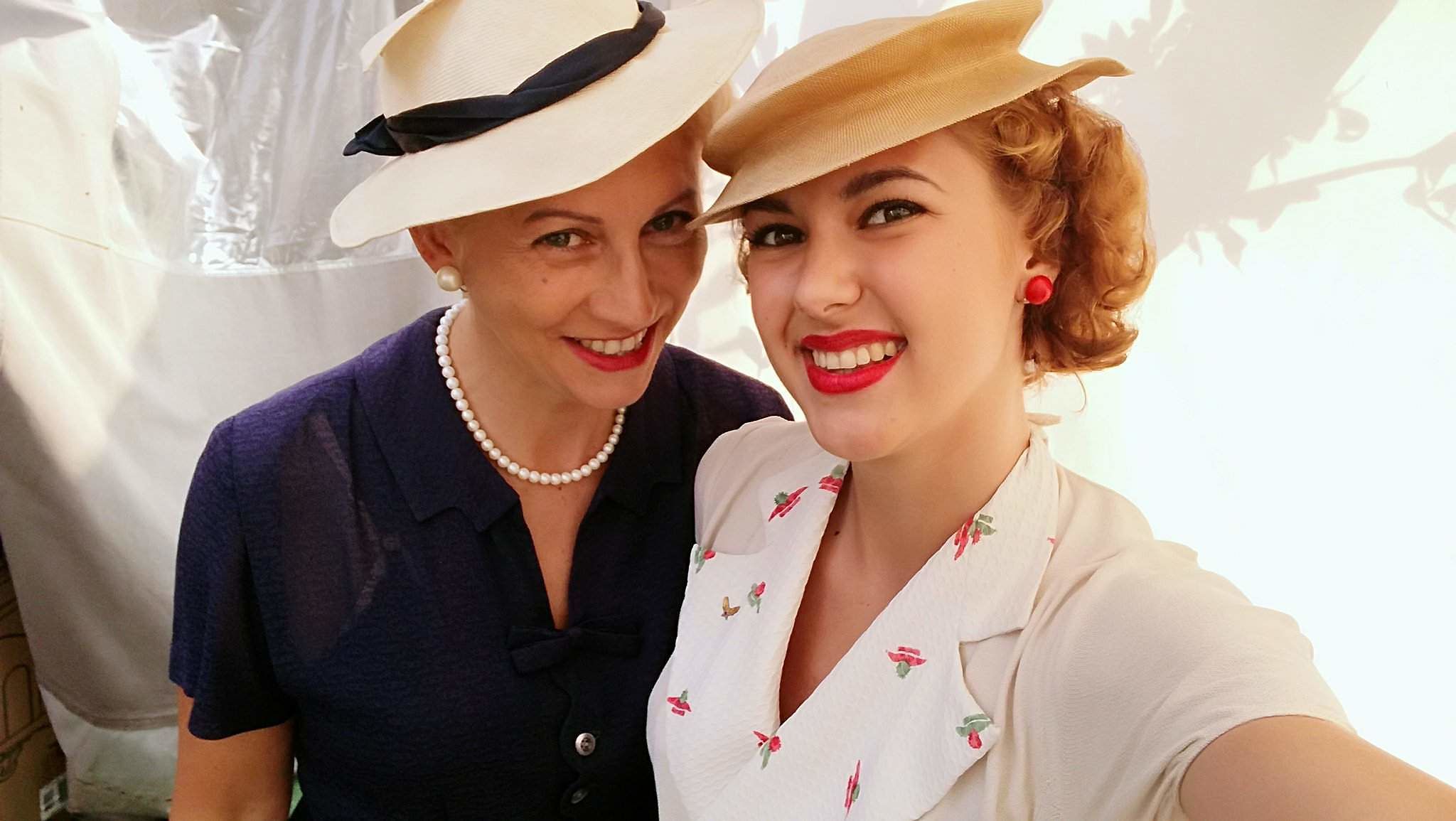 Virginia Carrara, la giovane  bellissima attrice di Pula nel set di George Clooney insieme alla mamma