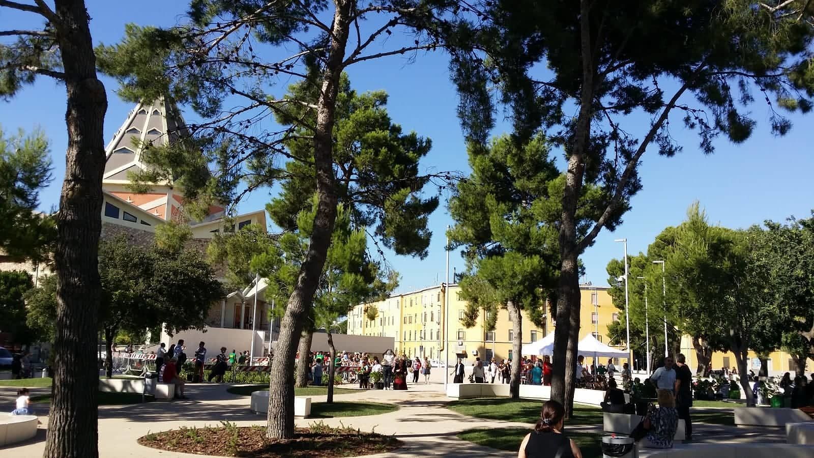 Cagliari, San Michele in piazza per l’assalto a rose e ortensie