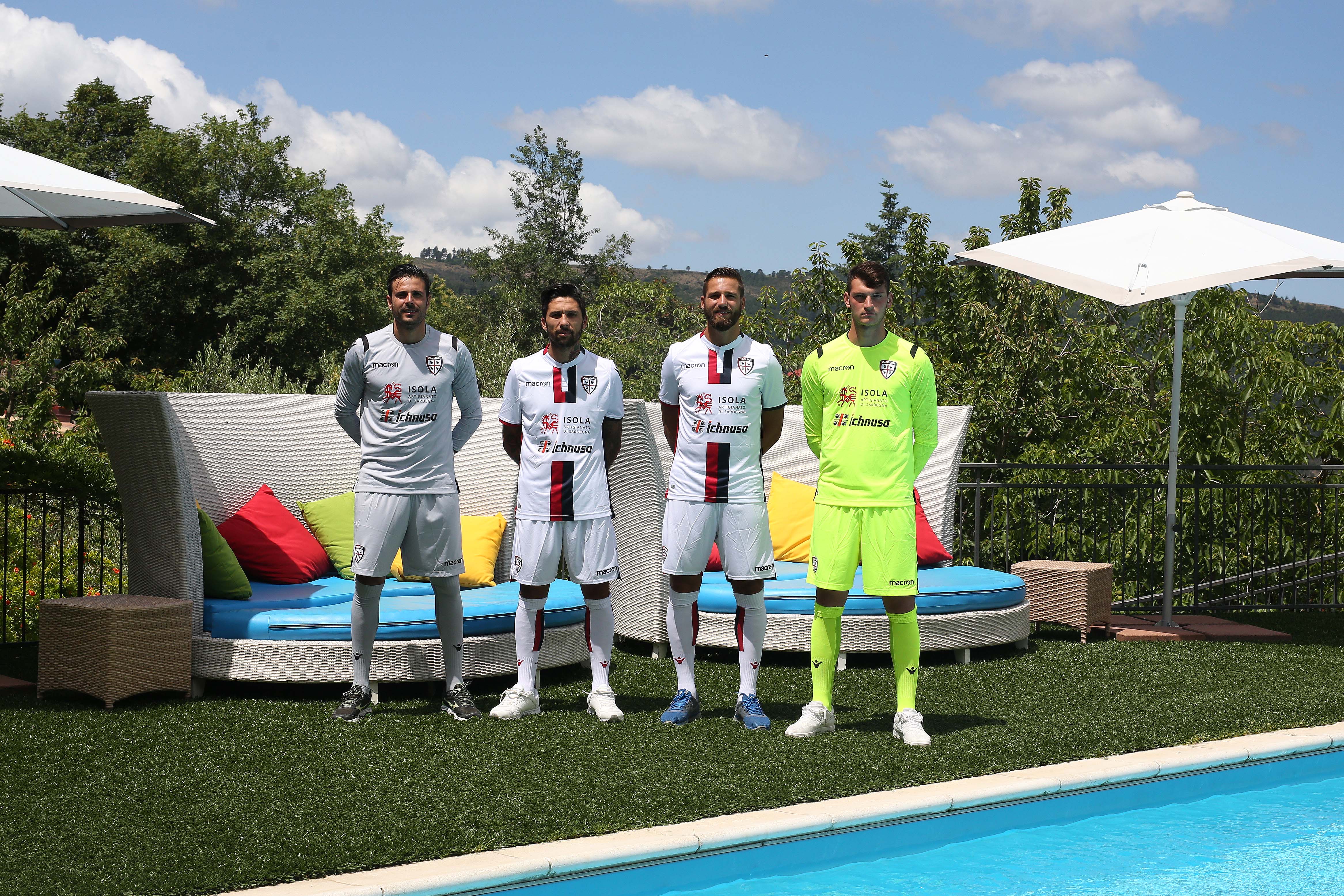 Cagliari, svelata la seconda maglia: c’è anche il logo dello scudetto del ’70