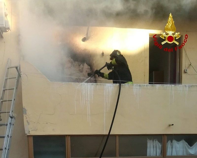 Paura a Cagliari, veranda in fiamme in via Argentiera
