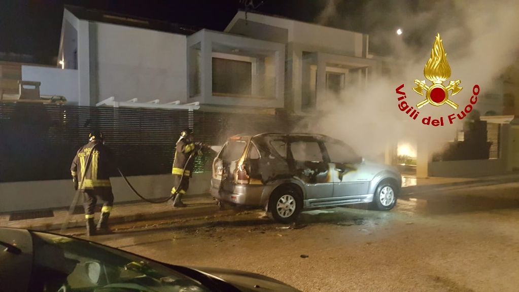 Auto in fiamme nella notte a Quartucciu, attimi di paura in via Thiesi