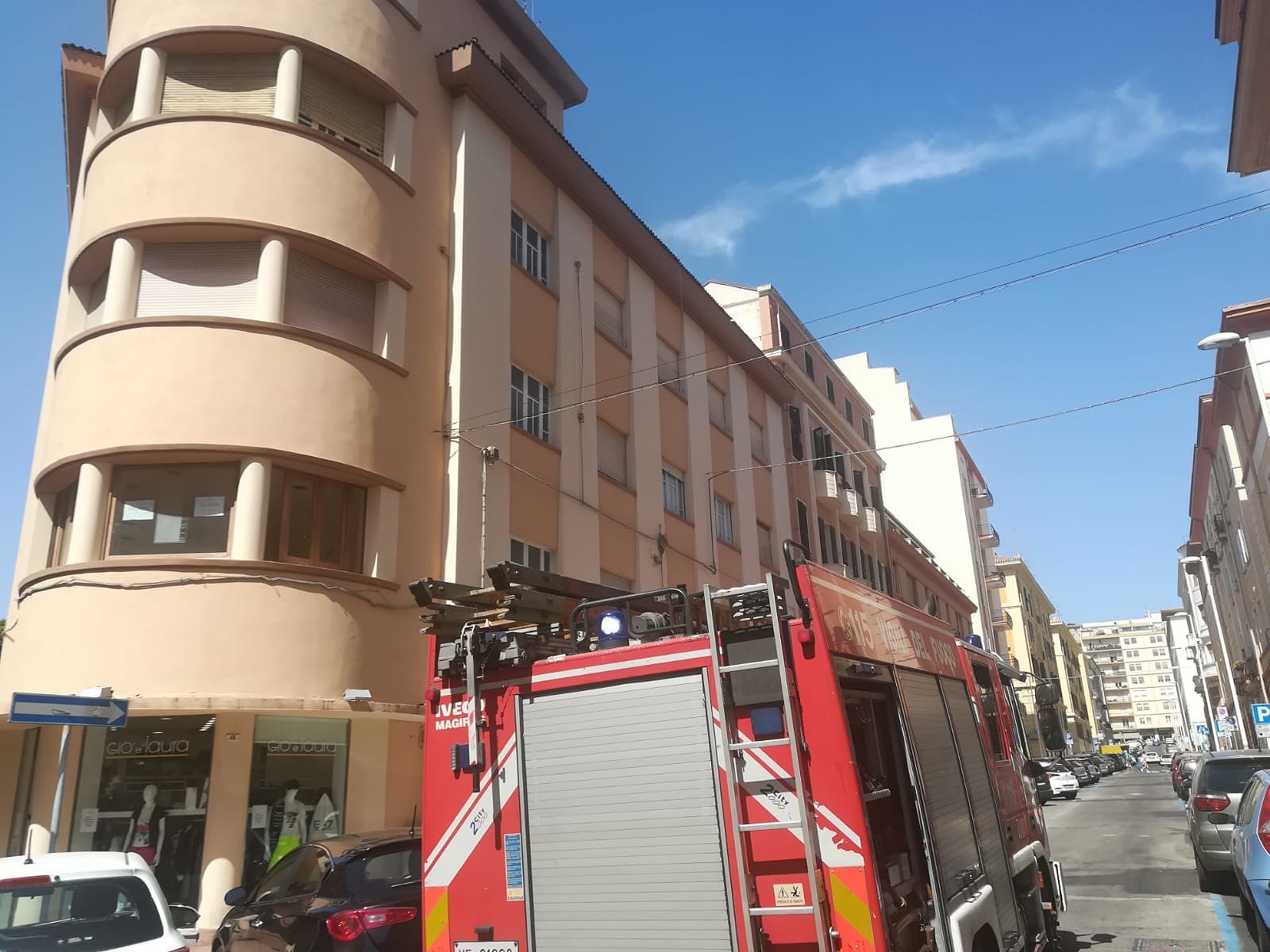 Cagliari, condizionatore prende fuoco dentro una casa: paura in via Carducci
