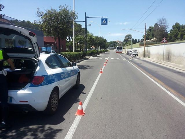 Viale Poetto, una Bmw investe sulle strisce un 16enne e il suo cagnolino: entrambi ricoverati