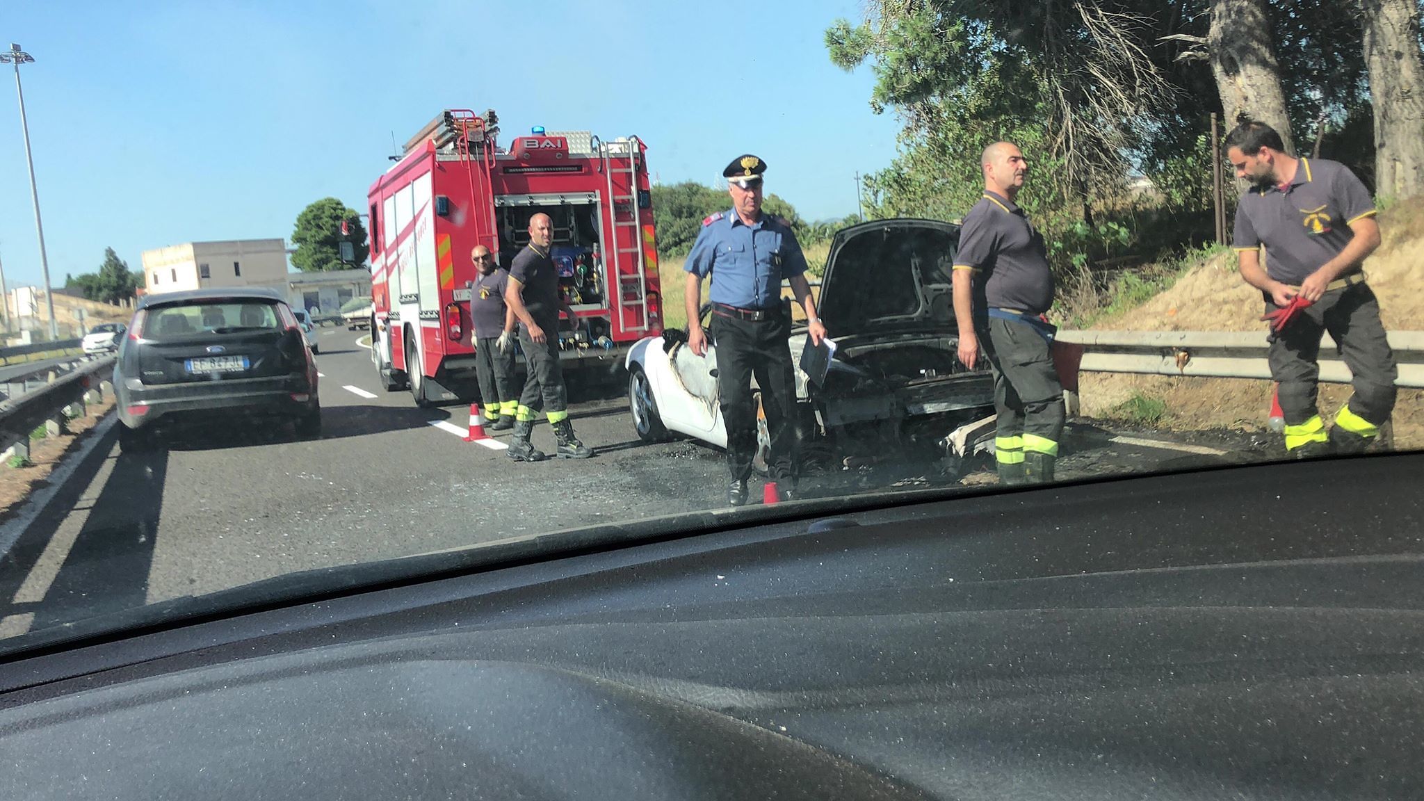 Porsche Coupè in fiamme sulla statale 554, momenti di paura e traffico in tilt nella zona dell’aeroporto