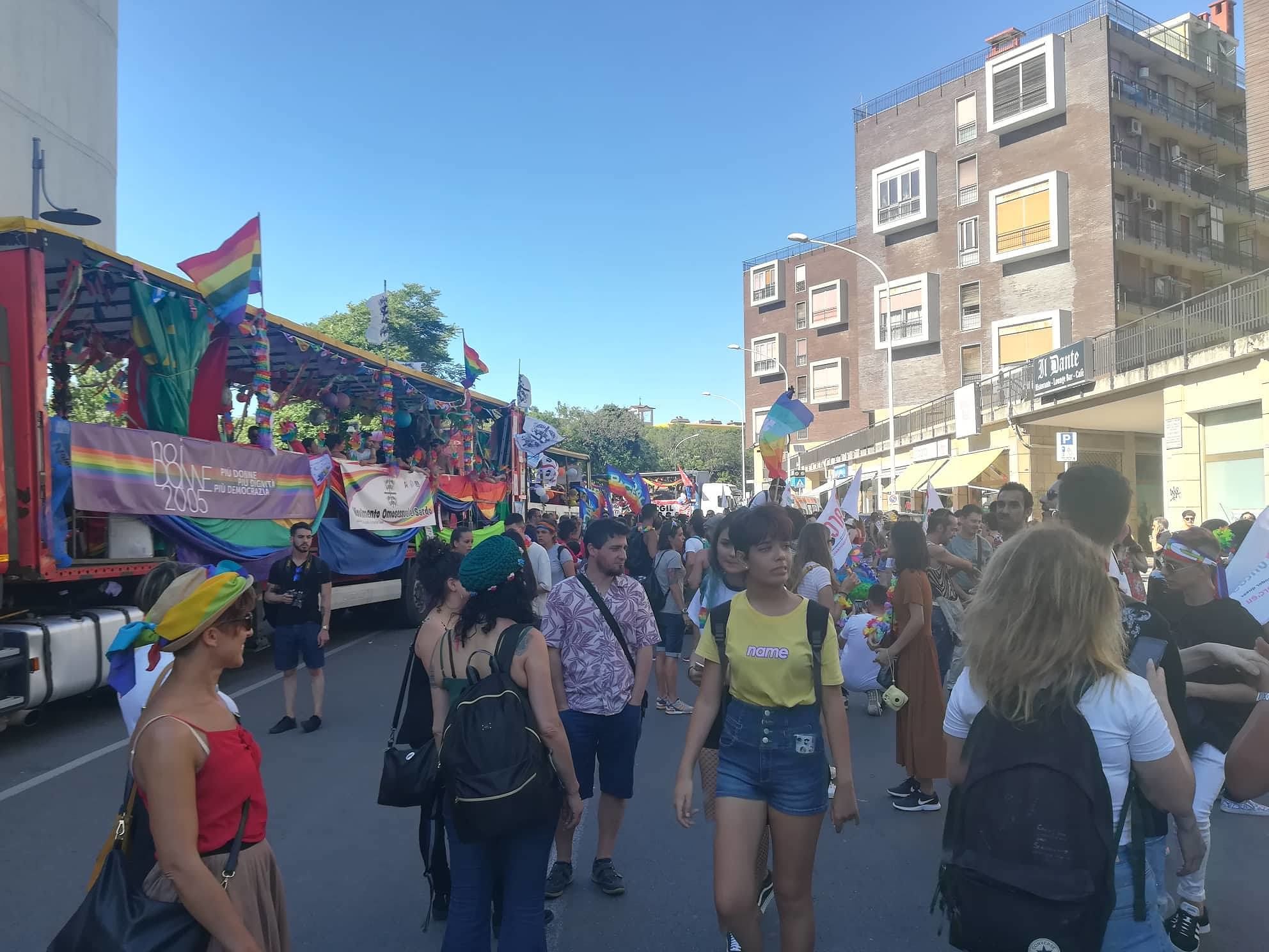 Cagliari, ecco l’onda colorata del Sardegna Pride: in migliaia per l’orgoglio omosex