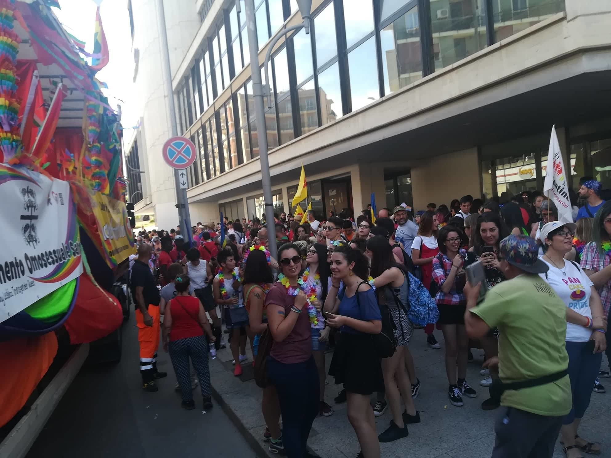 Cagliari, ecco l’onda colorata del Sardegna Pride: in migliaia per l’orgoglio omosex