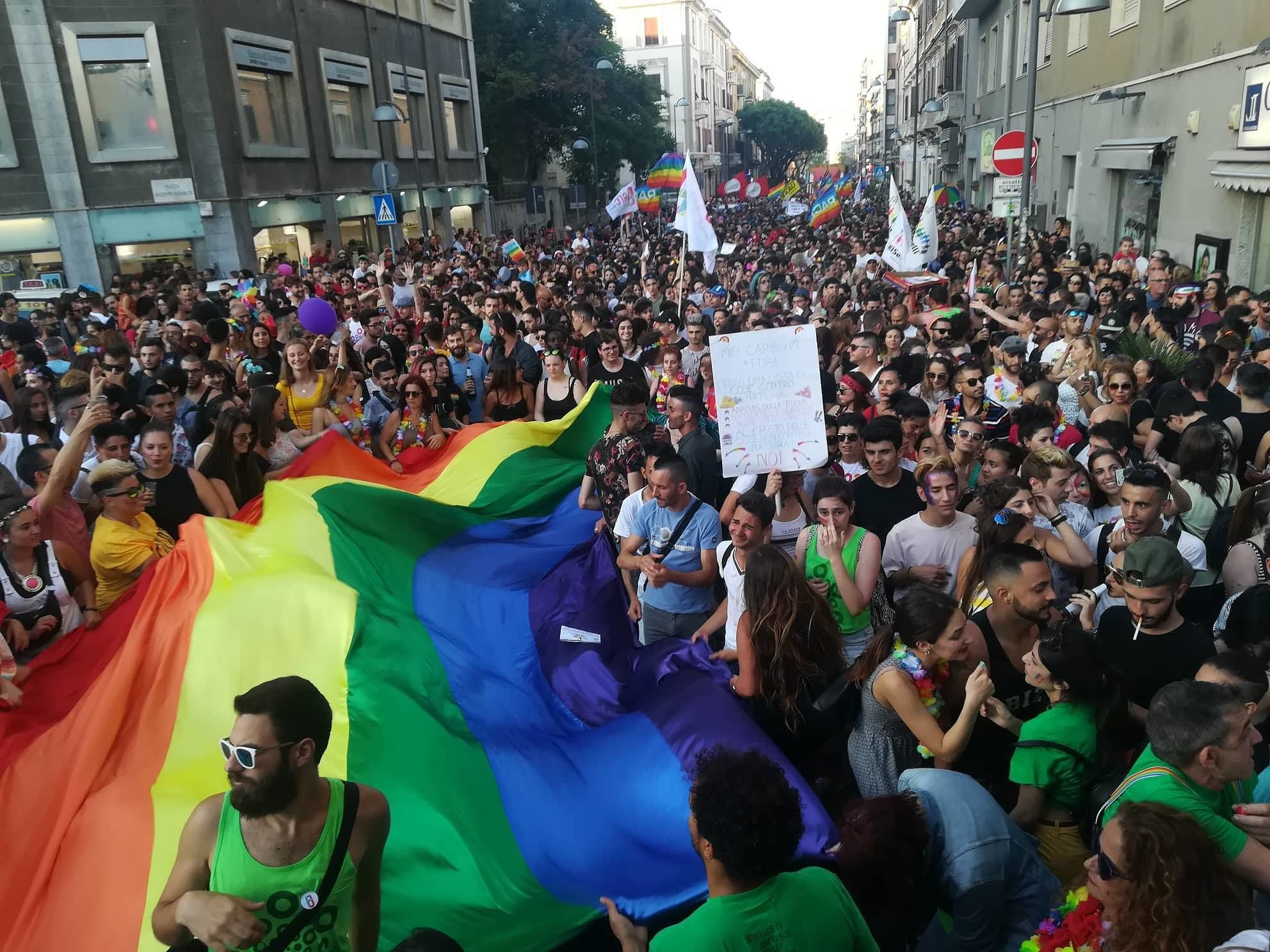 Cagliari, l’urlo del Sardegna Pride: “Siamo in 30mila alla faccia del ministro Fontana”