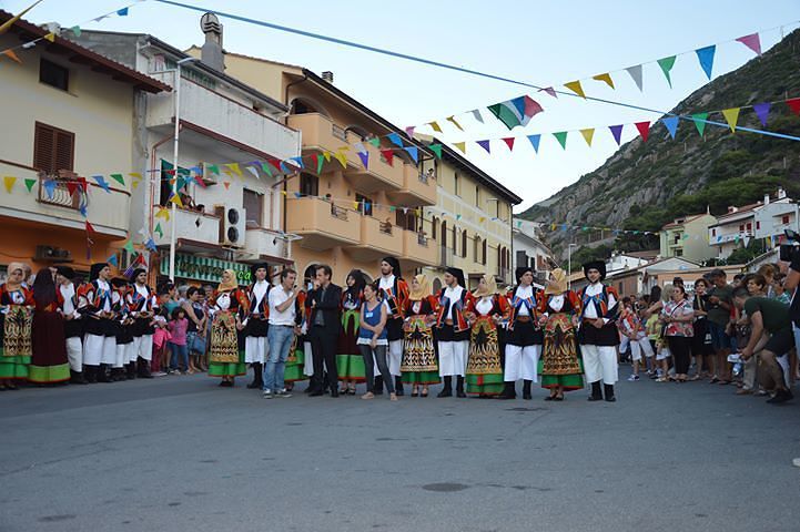 Buggerru in festa, lo spettacolo di musicisti e sbandieratori da tutta la Sardegna