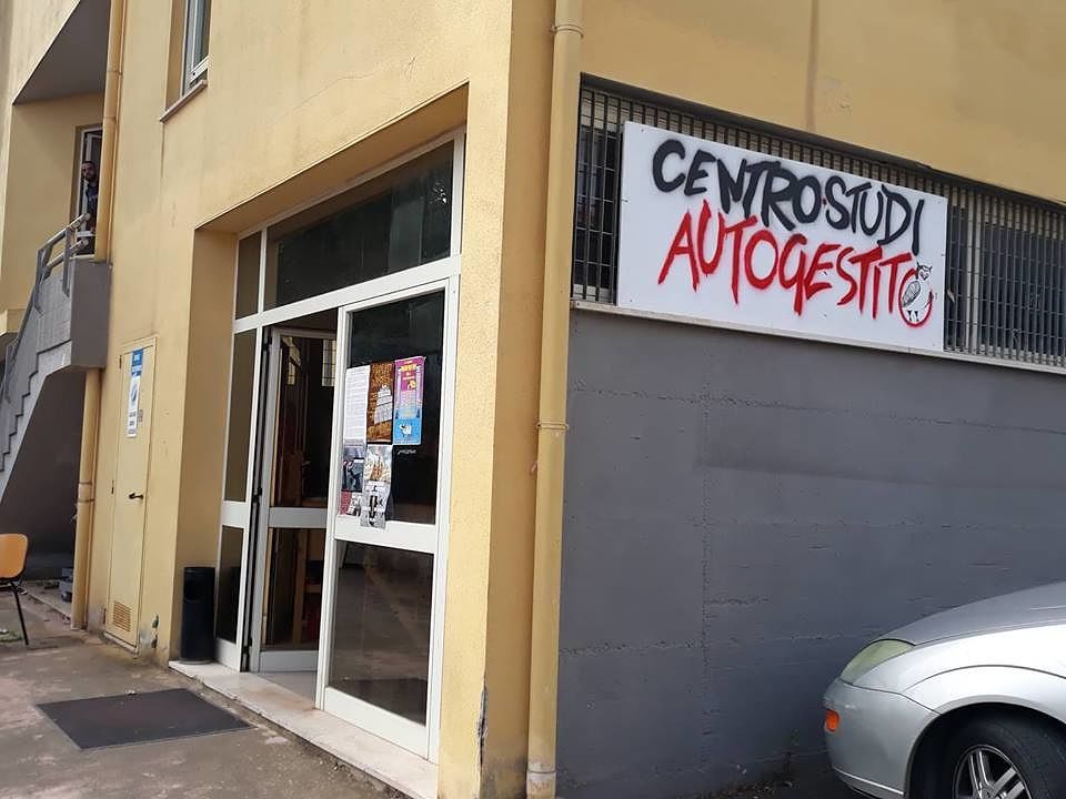 “Università uso deposito: il centro studi autogestito non si sgombera”