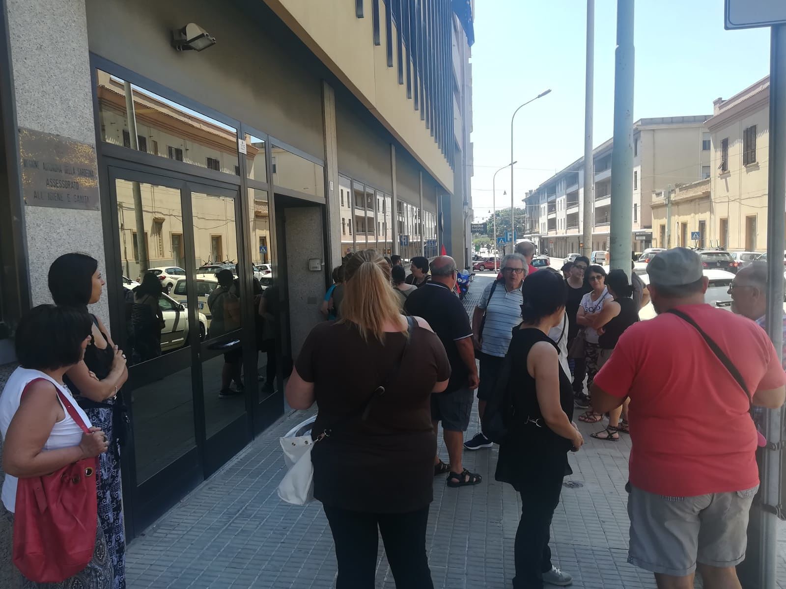 Cagliari, rabbia e dolore dei malati reumatici: “La Regione ci ha tolto le cure”