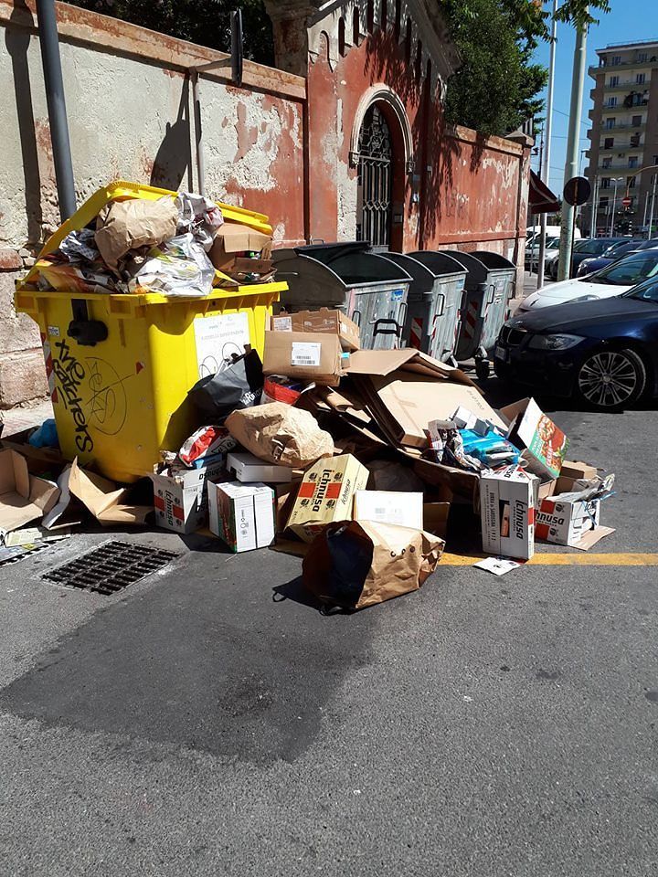 Piazza San Rocco invasa dal cartone, ritardi nel ritiro: il resto lo fa l’inciviltà