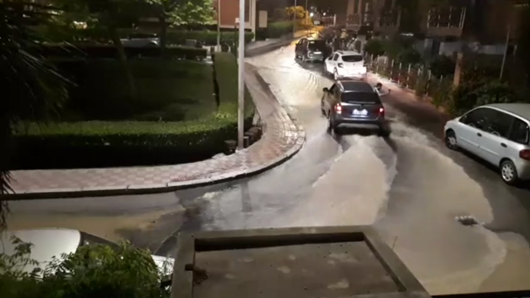 Genneruxi sott’acqua per una tubazione ko, la diretta Fb degli abitanti nella notte: “Dopo un’ora nessuno risolve”