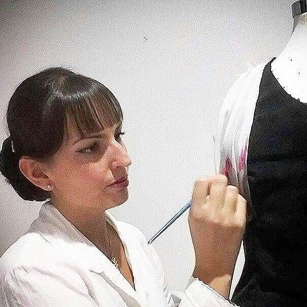 Ilenia Sara Perra, la sarta che ridisegna i vecchi abiti con i ricami a mano: “Ogni corpo è bello