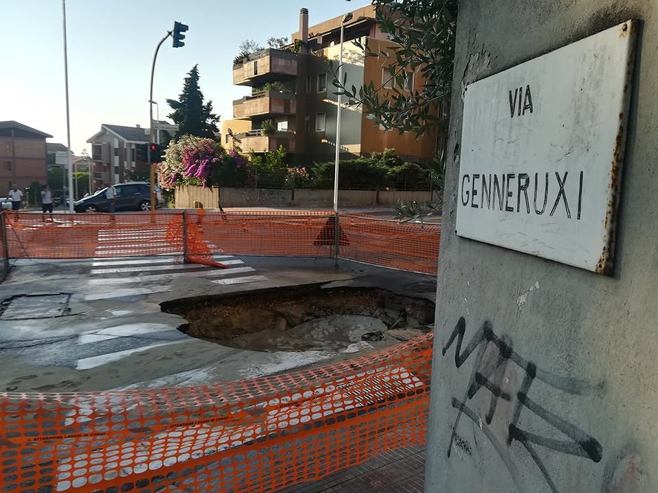 Cagliari, voragine in strada a Genneruxi dopo la maxi perdita idrica: “Un fiume mai visto”