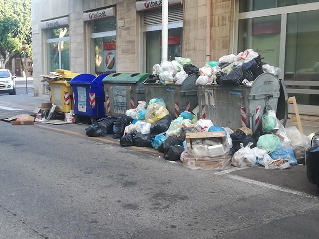 Cagliari, da San Benedetto a Fonsarda la geografia del fetore: “Cassonetti stracolmi, è un incubo”