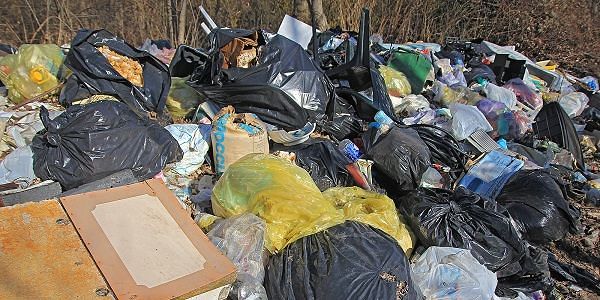 Via Pier della Francesca, la discarica a cielo aperto con vista sulla Asl: “Scempio mai visto”