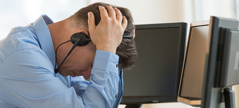 Sfruttamento, minacce, derisioni e bagni sudici: call center lager a Cagliari