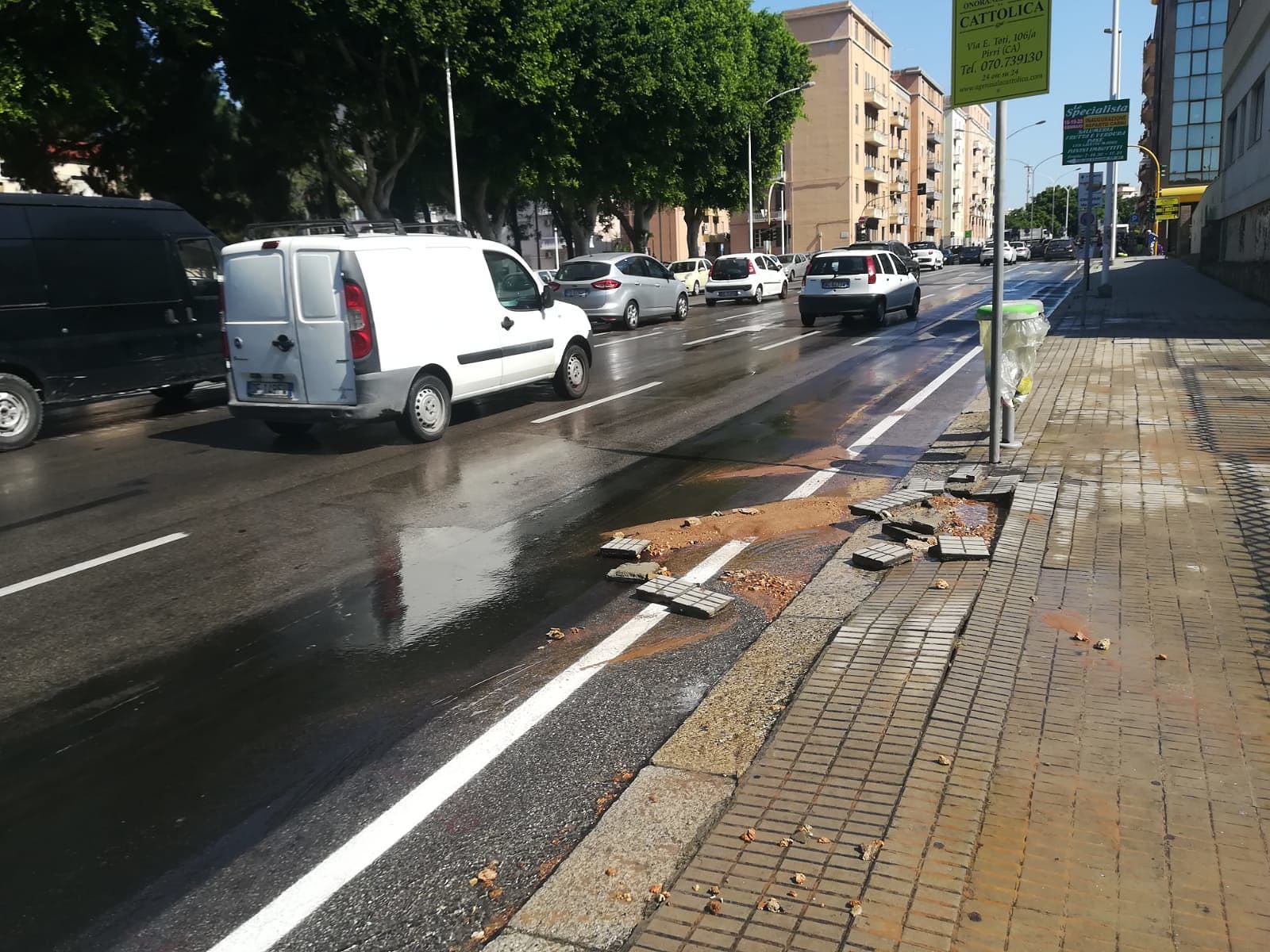 Cagliari, fiume d’acqua in piazza Giovanni XXIII: cittadini furiosi e rubinetti a secco