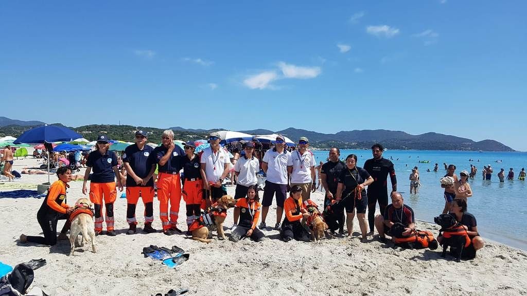 Villasimius, la Guardia Costiera in esercitazione con la Scuola Italiana Cani Salvataggio