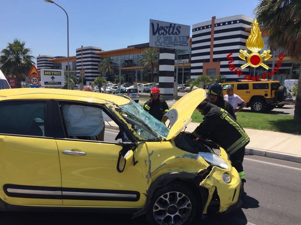 Tamponamento sulla statale 131 a Cortexandra, traffico nel caos all’ingresso di Cagliari: coinvolto un bambino