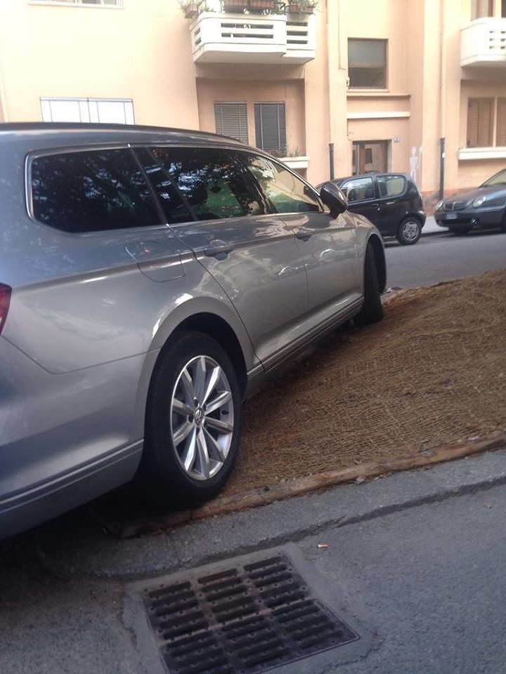 “Via Medaglie d’Oro, ecco il furbetto che parcheggia sulle aiuole appena sistemate dal Comune”