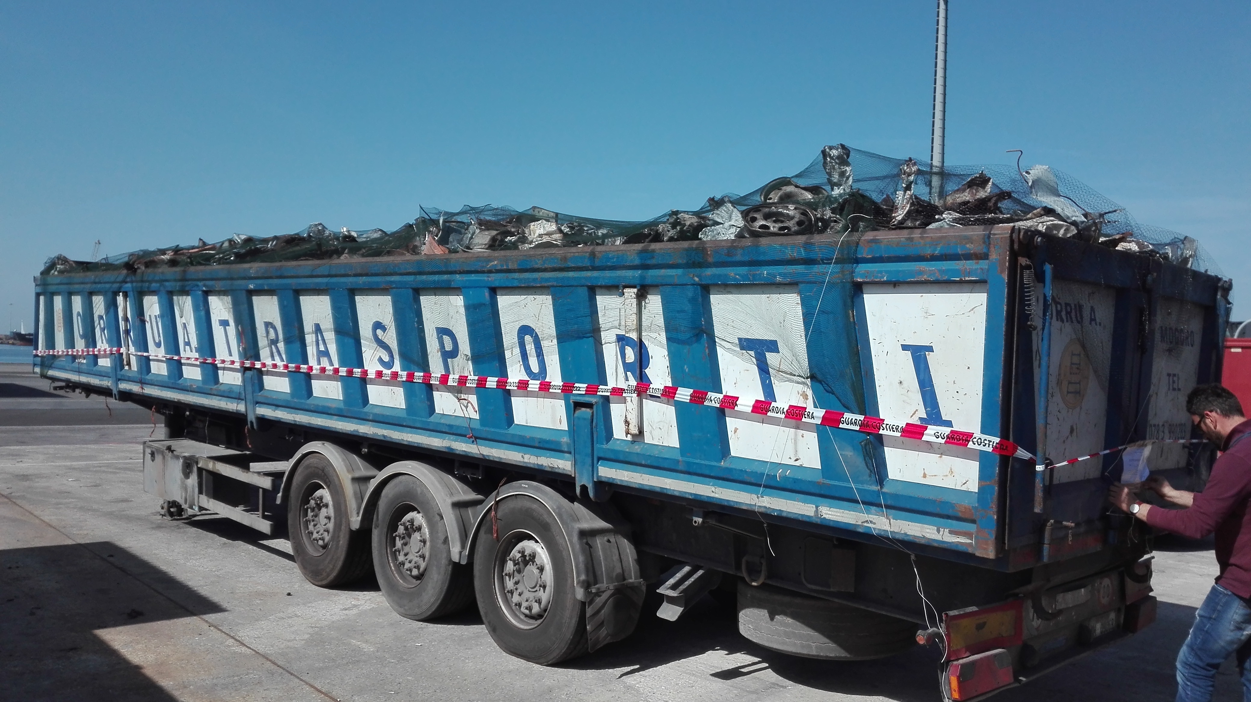 Tir carico di rifiuti metallici contaminati partito da Cagliari e sequestrato in Toscana