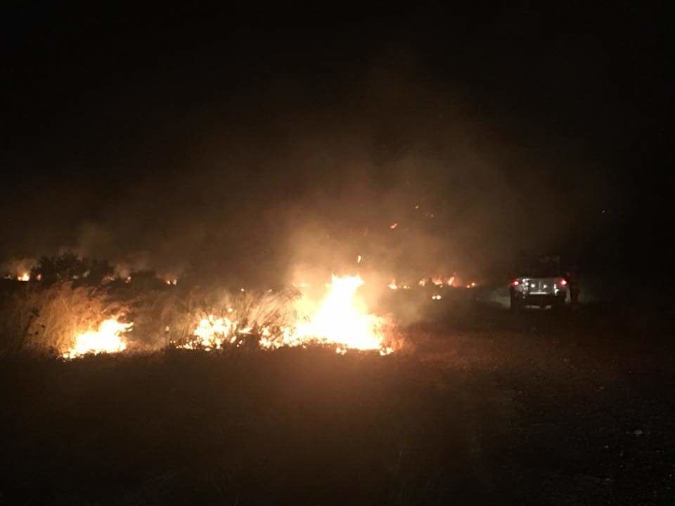 Incendio a Selargius, il fuoco divampa tra le sterpaglie in via Nenni