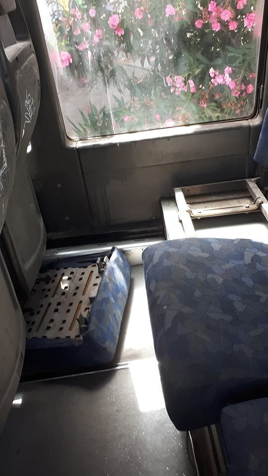 “Sedili distrutti sulla corriera Arst per Villasimius, che figuraccia con i turisti!”