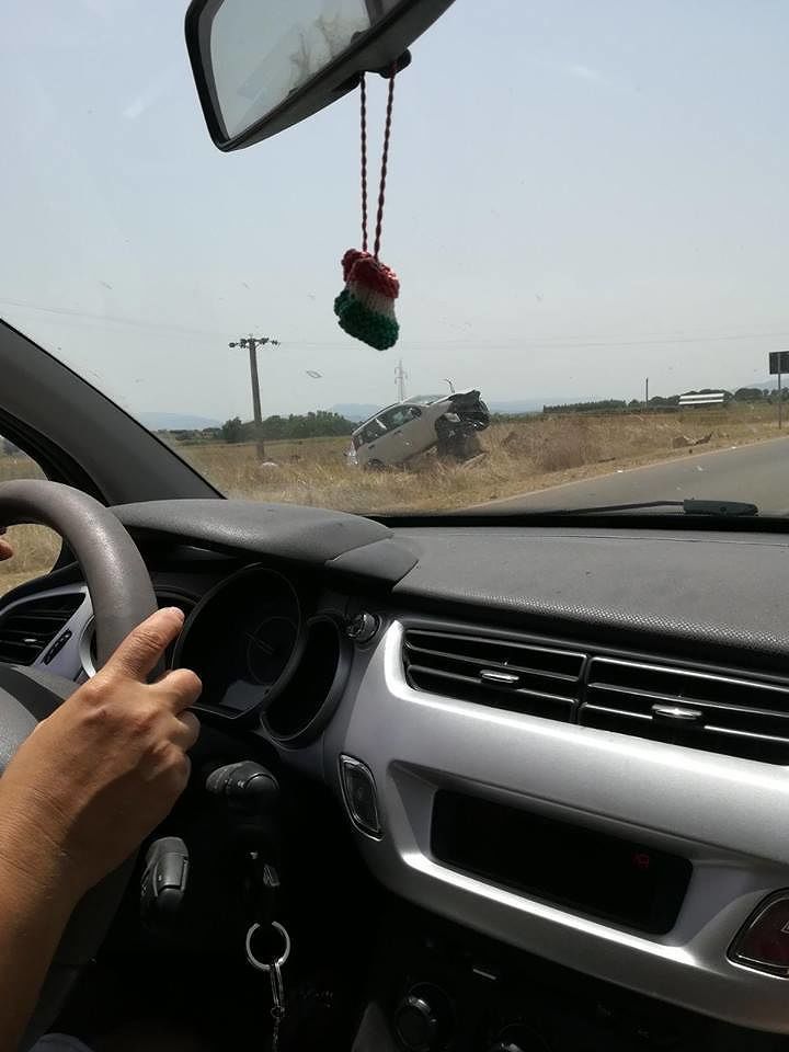 Auto esce fuori strada e si ribalta a metà tra Serramanna e Nuraminis