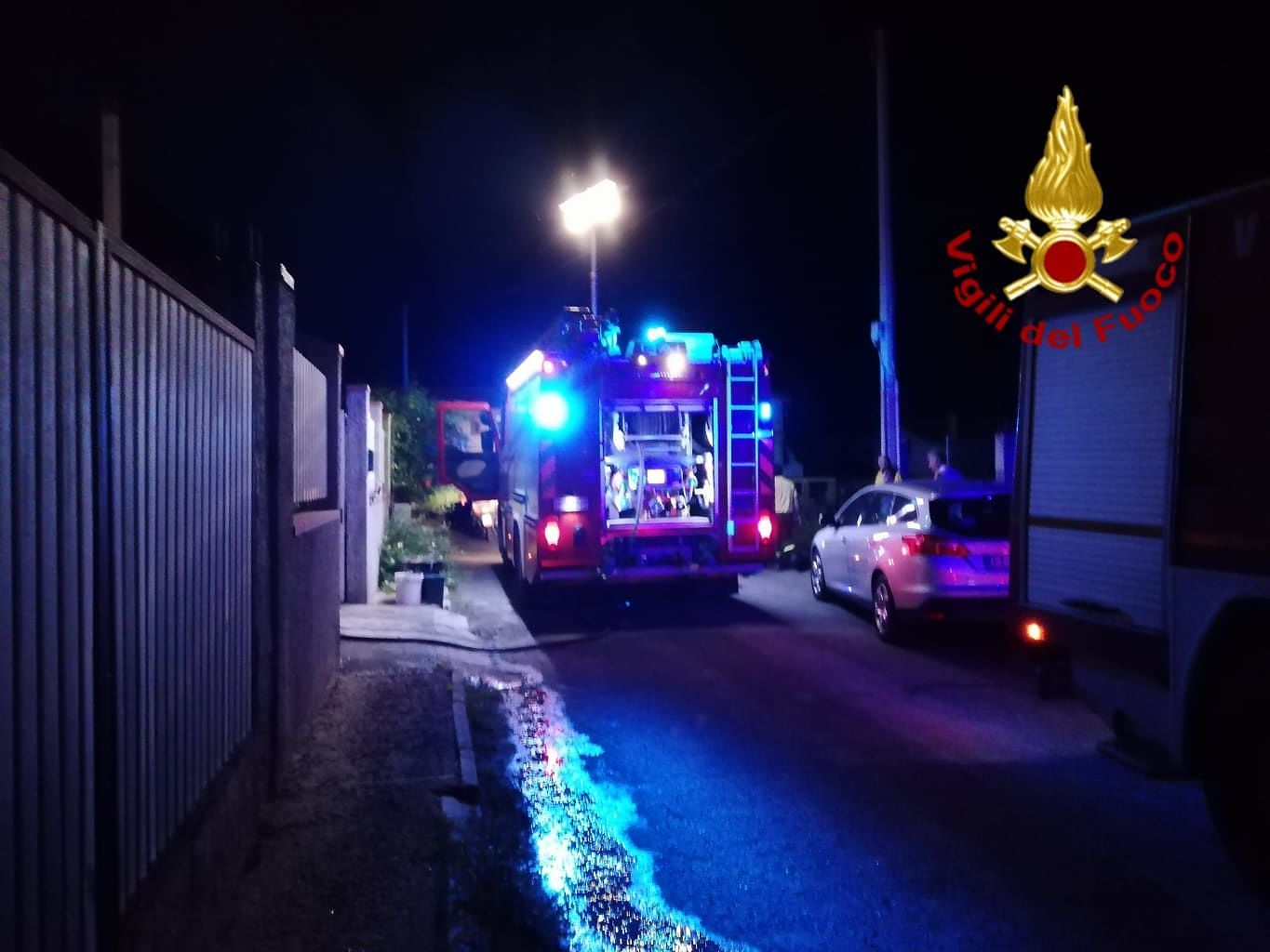 Paura nella notte a Sanluri, fiamme in un ripostiglio