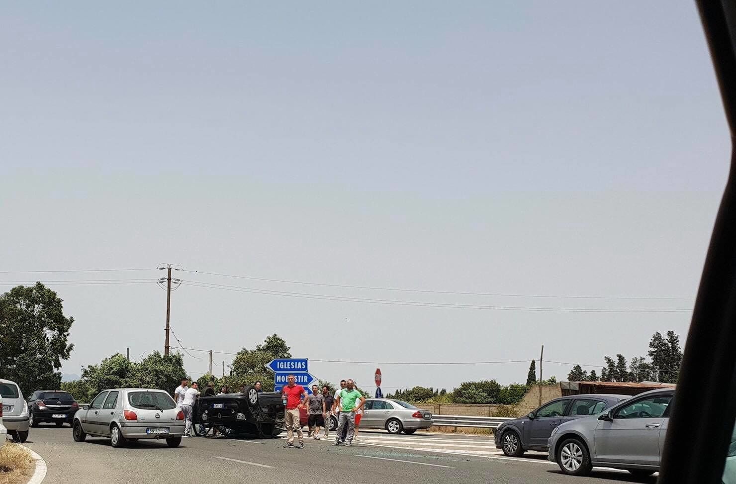 Twingo si ribalta sulla statale 130, momenti di grandissima paura allo svincolo di Decimomannu