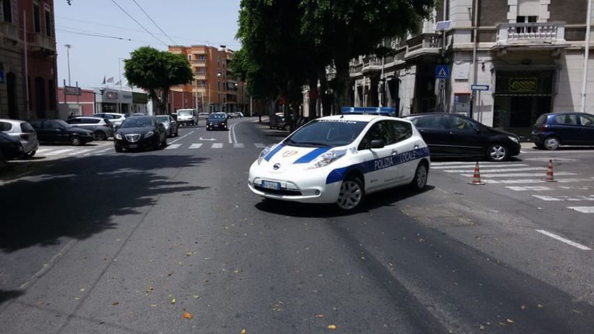 Cagliari, chiusa anche via Roma: altra chiazza oleosa, cade sull’asfalto uno scooterista
