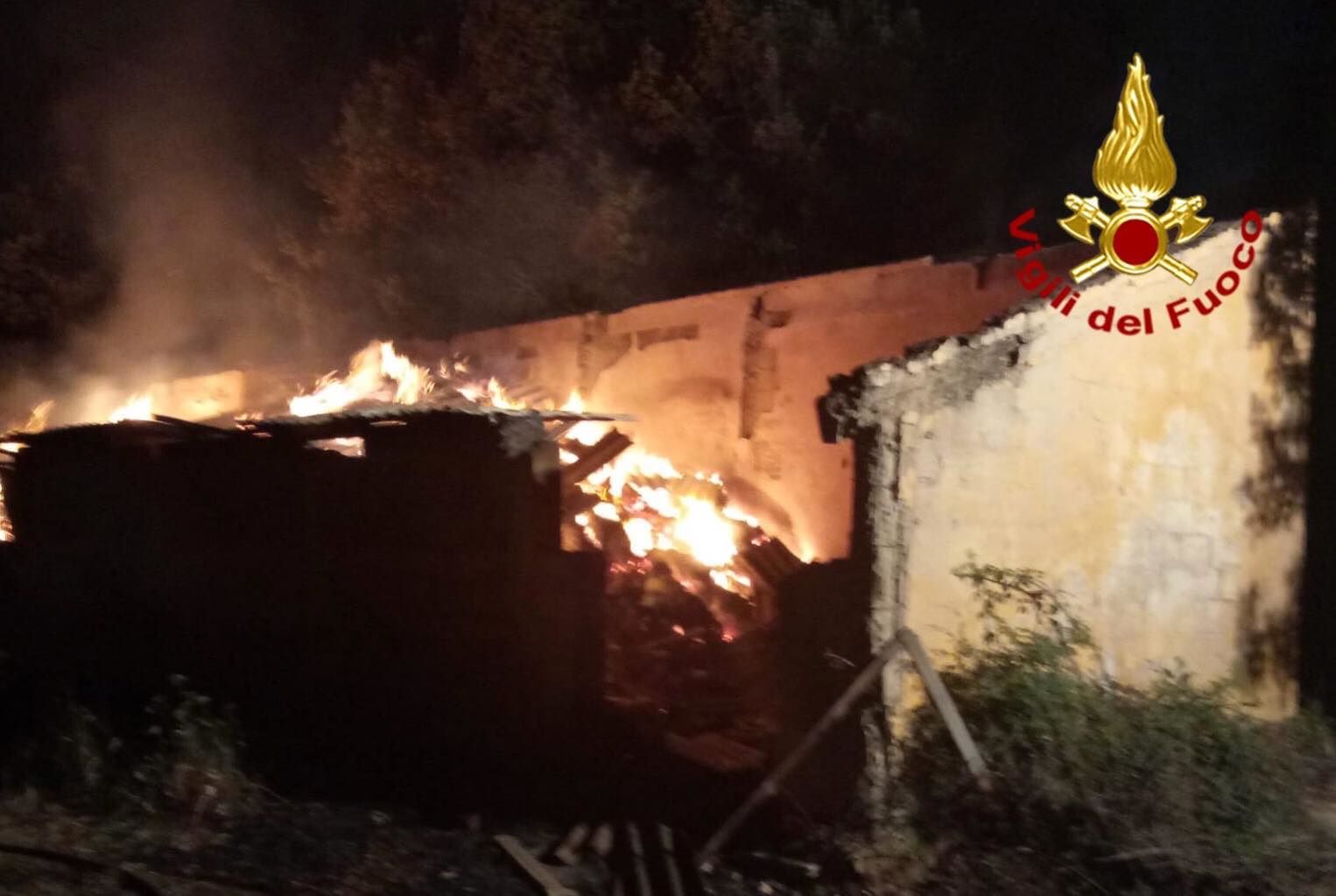 Brutto incendio in un’azienda agricola a Villanovatulo: vigili al lavoro da ore