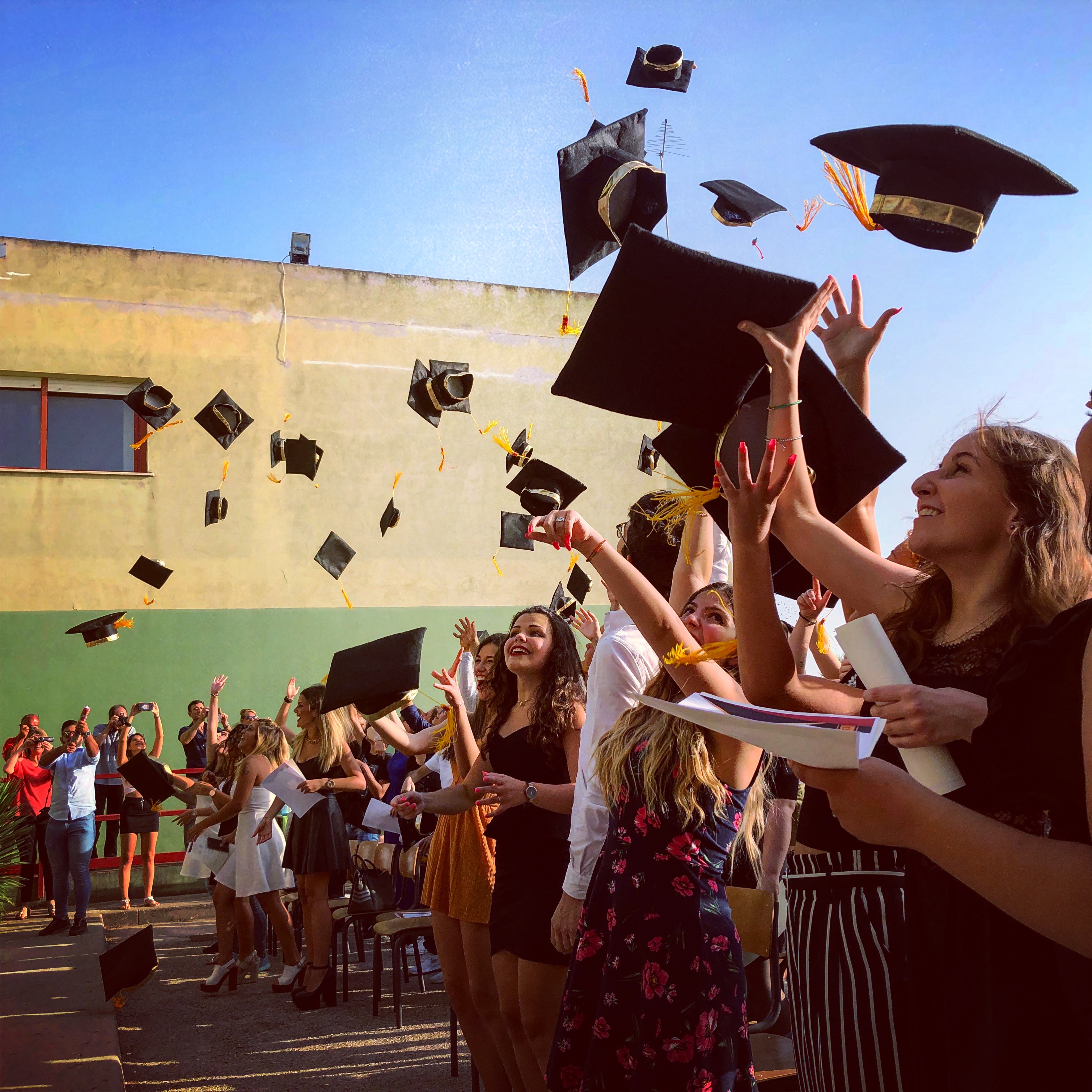 Diploma Day al Primo Levi di Quartu: 120 studenti lanciano i tocchi come in America